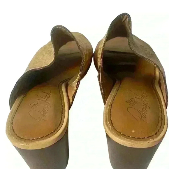 Patricia Nash Shelli Tooled Brown Leather Floral Pattern  Slip On Sandals 10 - Picture 9 of 12